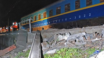 俄罗斯列车脱轨已致25人死亡60人受伤(组图)