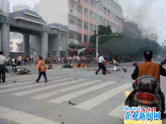 图为爆炸现场　彭群　摄