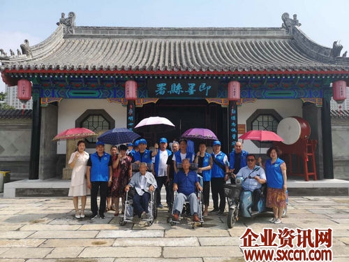 青岛：即墨30名残疾人在志愿者陪同下逛古城感受即墨新变化