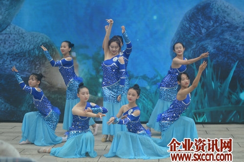 青岛：即墨30名残疾人在志愿者陪同下逛古城感受即墨新变化