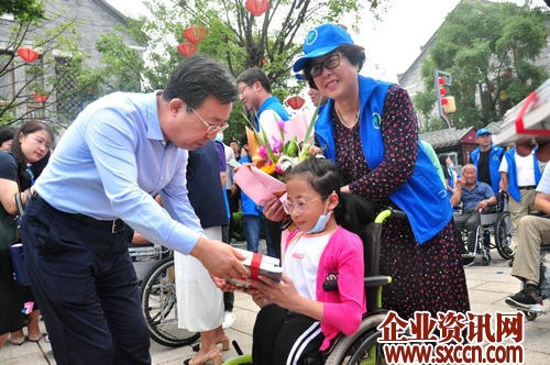 青岛：即墨30名残疾人在志愿者陪同下逛古城感受即墨新变化