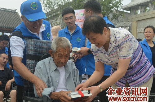 青岛：即墨30名残疾人在志愿者陪同下逛古城感受即墨新变化