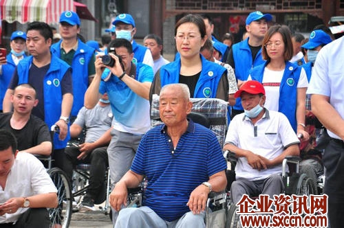 青岛：即墨30名残疾人在志愿者陪同下逛古城感受即墨新变化