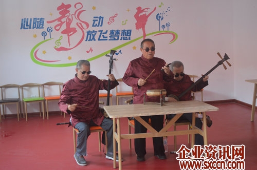 青岛：即墨30名残疾人在志愿者陪同下逛古城感受即墨新变化