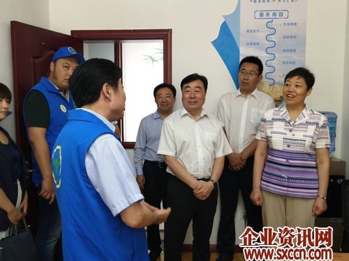 青岛：即墨30名残疾人在志愿者陪同下逛古城感受即墨新变化