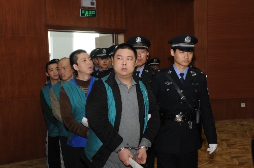 西安18人涉黑受审 多年称霸纺织城