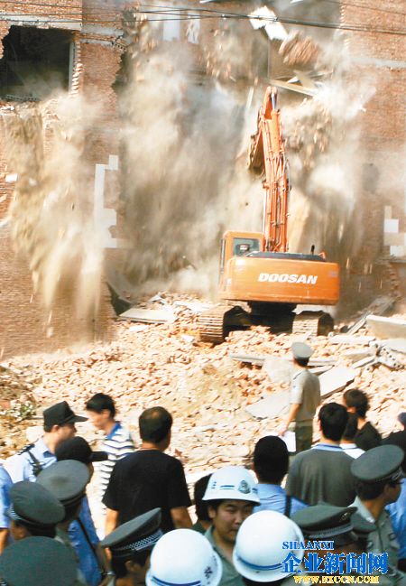 西安世园会范围内违法建筑被强拆 一天拆2.3万平