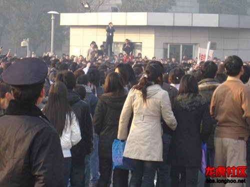苏州企业2000人因取消年终奖传言打砸厂内设施。