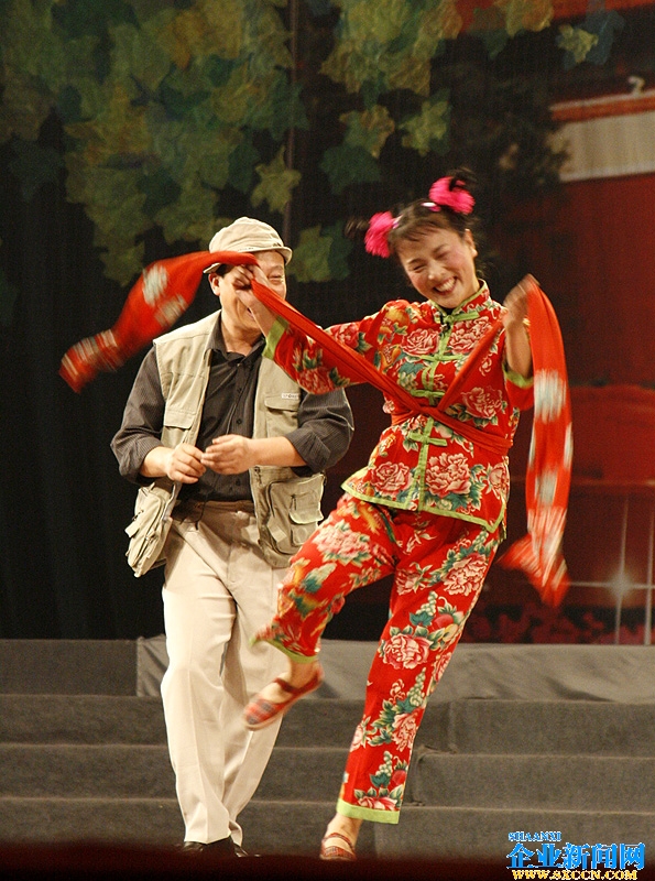 她是国家二级演员魏青艳,多次在大型演出和比赛中获奖,哪一招一式,一